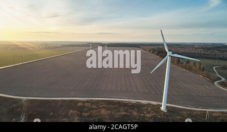 Les centrales électriques éoliennes sur une vue de drone d'antenne de terrain Banque D'Images