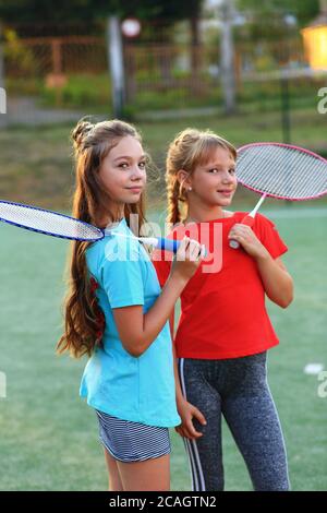 Deux filles avec raquettes de badminton sur le terrain de football. Banque D'Images