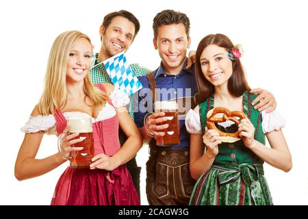 Des amis heureux fêtent ensemble à l'Oktoberfest avec de la bière et des bretzels Banque D'Images