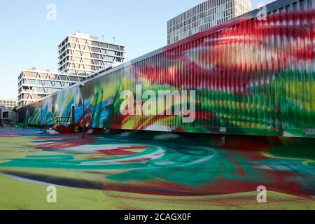 23.06.2020, Berlin, Berlin, Allemagne - vue sur la façade peinte du Rieckhalen. L'artiste Katharina grosse a apporté sa peinture expansive Banque D'Images