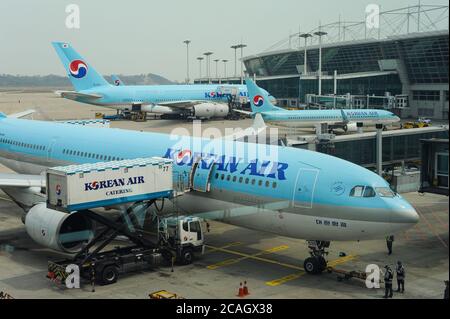 03.05.2013, Séoul, Corée - avions passagers de la compagnie aérienne sud-coréenne Korean Air sur le tablier de l'aéroport international d'Incheon. 0SL130503D007C Banque D'Images