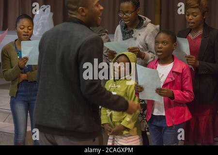 13.10.2018, Pretoria, Gauteng, Afrique du Sud - UN chœur d'enfants chante à un service pour les réfugiés dans une salle de réunion de l'église Saint-Pierre de Pretoria. Le Banque D'Images