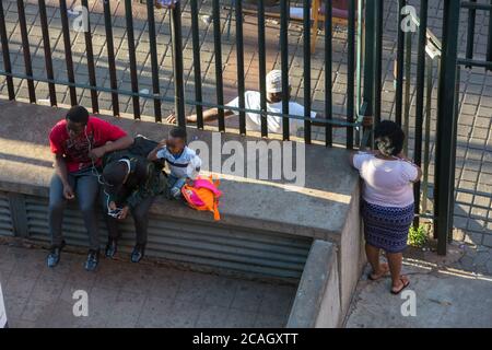 15.10.2018, Johannesburg, Gauteng, Afrique du Sud - à travers une grande clôture, zone d'entrée sécurisée de la Fondation Outreach Hillbrow, un district dans le c Banque D'Images