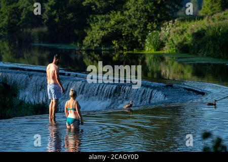 Les gens apprécient une baignade matinale à Warleigh Weir sur la rivière Avon près de Bath dans Somerset tandis que les températures montent à travers le Royaume-Uni. Banque D'Images