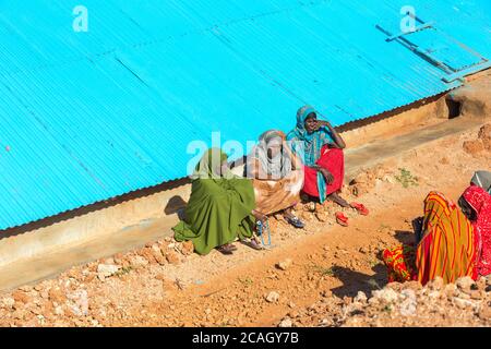 13.11.2019, Gabradahidan, région somalienne, Éthiopie - femmes assises à une citerne d'eau recouverte de fer ondulé. Projet d'ingénierie hydraulique de TH Banque D'Images