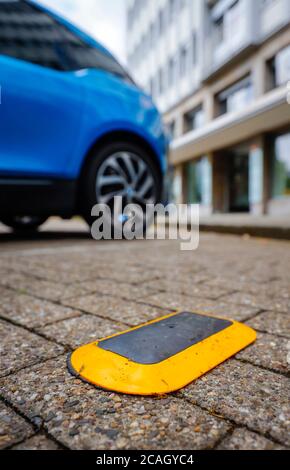 18.06.2020, Essen, Rhénanie-du-Nord-Westphalie, Allemagne - les capteurs de stationnement montrent les Poteaux intelligents les places de parking gratuites, les Poteaux intelligents, les feux de rue intelligents a Banque D'Images