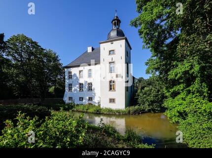 12.06.2020, Voerde, Rhénanie-du-Nord-Westphalie, Allemagne - Château amarré Haus Voerde, depuis 1950 Haus Voerde appartient à la ville de Voerde. Aujourd'hui, le Banque D'Images