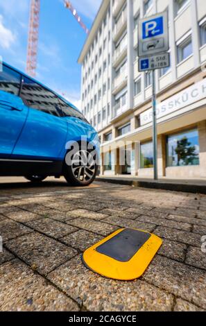 18.06.2020, Essen, Rhénanie-du-Nord-Westphalie, Allemagne - les capteurs de stationnement montrent les Poteaux intelligents les places de parking gratuites, les Poteaux intelligents, les feux de rue intelligents a Banque D'Images