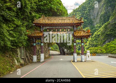 Parc national de Taroko entrée est porte de l'arche à Hualien, taïwan. La traduction du texte chinois est de l'est à l'ouest Cross Island Highway Banque D'Images