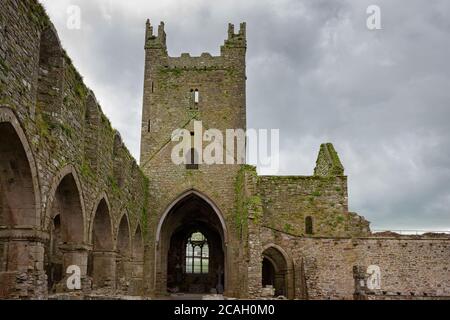 Tour des ruines de l'abbaye de Jerpoint, furent construites au XIIe siècle, de style cistercien, THOMASTOWN, IRLANDE Banque D'Images