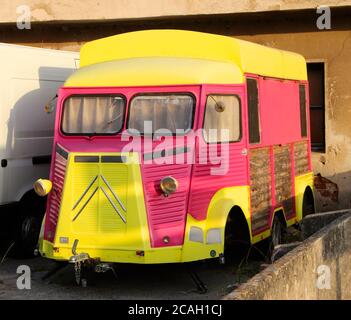 Citroën HY van à écran partagé avec des fenêtres en bois et un crochet de remorquage garés devant une maison à Cueto Cantabria Espagne en besoin d'attention Banque D'Images