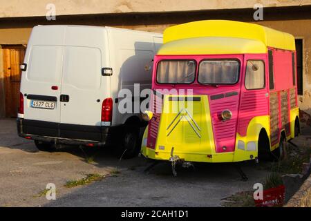 Citroën HY van à écran partagé avec des fenêtres en bois et un crochet de remorquage garés devant une maison à Cueto Cantabria Espagne en besoin d'attention Banque D'Images