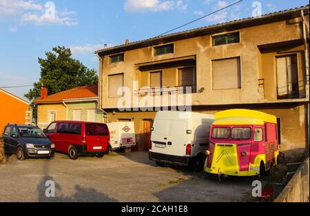 Citroën HY van à écran partagé avec des fenêtres en bois et un crochet de remorquage garés devant une maison à Cueto Cantabria Espagne en besoin d'attention Banque D'Images