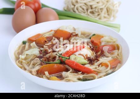 La soupe Mie Godog Jawa ou Noodle est une nourriture javanaise et indonésienne avec des ingrédients de nouilles et du chou sur l'assiette. Elle a un goût délicieux. Banque D'Images