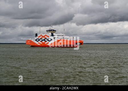 VIRTsu, ESTONIE - 30 JUILLET 2020: Grand traversier reliant l'Estonie continentale et l'île de Muhu. Ferry Orange Piret le jour nuageux, aller à Saarema. Banque D'Images