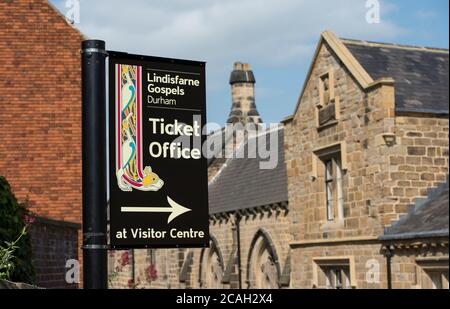 Panneau à l'extérieur du centre d'accueil du patrimoine mondial dans la ville de la cathédrale de Durham, comté de Durham, Angleterre. Banque D'Images