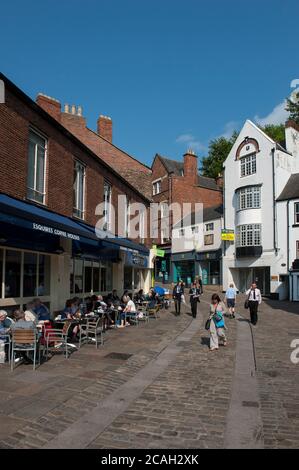 Personnes assises à l'extérieur d'un café sur Silver Street dans la ville cathédrale de Durham, comté de Durham, Angleterre. Banque D'Images