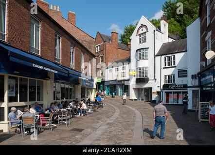 Personnes assises à l'extérieur d'un café sur Silver Street dans la ville cathédrale de Durham, comté de Durham, Angleterre. Banque D'Images