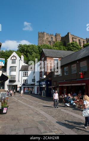 Personnes assises à l'extérieur du Cafe Rouge sur Silver Street dans la ville cathédrale de Durham, comté de Durham, Angleterre. Banque D'Images