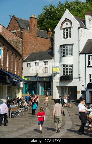 Personnes assises à l'extérieur d'un café sur Silver Street dans la ville cathédrale de Durham, comté de Durham, Angleterre. Banque D'Images