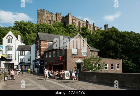 Personnes assises à l'extérieur du Cafe Rouge sur Silver Street dans la ville cathédrale de Durham, comté de Durham, Angleterre. Banque D'Images