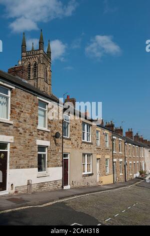 Maisons mitoyennes dans une rue de la ville cathédrale de Durham, comté de Durham, Angleterre. Banque D'Images