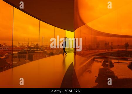 Aarhus, Danemark. 26 juillet 2020. Vue sur l'arc-en-ciel dans le musée d'art ARoS. Le célèbre artiste Olafur Eliasson a développé l'installation spectaculaire, un sentier panoramique de 150 mètres de long intitulé « votre panorama arc-en-ciel ». À une hauteur de 50 mètres, le Rainbow Ring offre aux visiteurs une vue panoramique à couper le souffle sur la ville portuaire. Credit: Jörg Carstensen/dpa/Alay Live News Banque D'Images