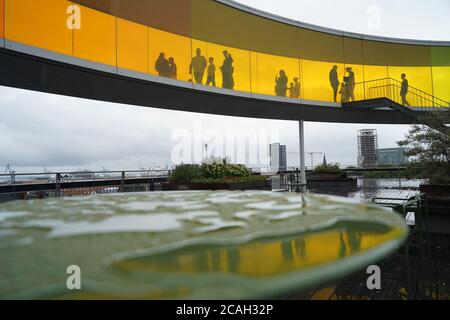 Aarhus, Danemark. 26 juillet 2020. Vue sur l'arc-en-ciel dans le musée d'art ARoS. Le célèbre artiste Olafur Eliasson a développé l'installation spectaculaire, un sentier panoramique de 150 mètres de long intitulé « votre panorama arc-en-ciel ». À une hauteur de 50 mètres, le Rainbow Ring offre aux visiteurs une vue panoramique à couper le souffle sur la ville portuaire. Credit: Jörg Carstensen/dpa/Alay Live News Banque D'Images