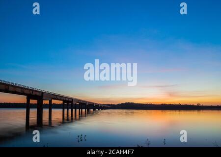 Coucher de soleil sur la rivière Paranapanema - Florinea, SP, Brésil Banque D'Images