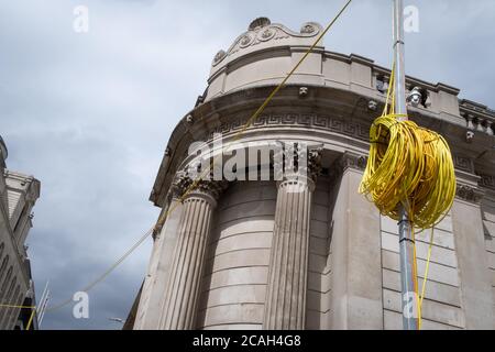 Une bobine de câbles électriques se trouve à côté des murs de la Banque d'Angleterre sur Threadneedle Street, dans le cadre des modifications en cours à l'autoroute pendant la pandémie du coronavirus dans la City de Londres, le quartier financier de la capitale, le 6 août 2020, à Londres, en Angleterre. SRL est le seul fabricant britannique à vendre et louer des feux de circulation et son produit Urban64 est le premier, Et seulement, système de technologie permanente conçu exclusivement pour les installations temporaires au Royaume-Uni la conception Urban64 permet une installation simple et rapide sur la tête, avec la possibilité de reproduire la t Banque D'Images