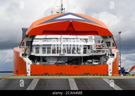 VIRTsu, ESTONIE - 30 JUILLET 2020: Grand traversier reliant l'Estonie continentale et l'île de Muhu. Ferry Orange Piret le jour nuageux, aller à Saarema. Banque D'Images