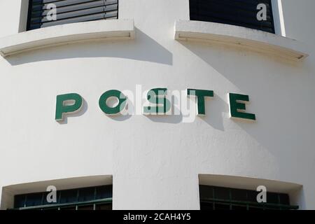 Bordeaux , Aquitaine / France - 08 04 2020 : logo la poste texte signe de l'ancien bureau de poste en France Banque D'Images