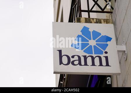 Bordeaux , Aquitaine / France - 08 04 2020 : logo Bami et enseigne sur le bâtiment rue bureau agence banque française Banque D'Images