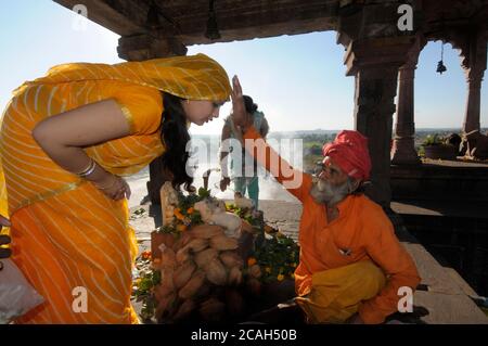 Les fidèles proposent des prières au temple de Bhojeshwar est un temple hindou incomplet dans le village de Bhojpur près de la capitale de l'État Bhopal, Madhya Pradesh, Inde. Banque D'Images