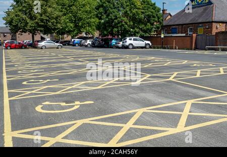 Places de parking vides pour personnes handicapées dans le parking du centre-ville York North Yorkshire Angleterre Royaume-Uni GB Grande-Bretagne Banque D'Images