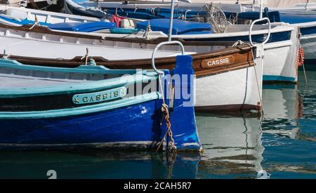 Cassis, France Mai 7 2012: gros plan sur les bateaux colorés dans le port de Cassis. Cassis est une ville touristique populaire dans le sud de la France. Banque D'Images