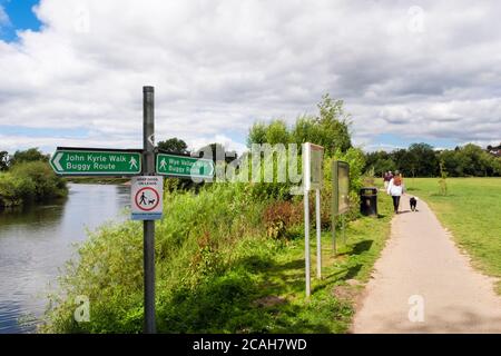 John Kyrle et Wye Valley promenade en buggy route signpoint et chemin à travers un parc au bord de la rivière Wye. Ross on Wye, Herefordshire, Angleterre, Royaume-Uni, Grande-Bretagne Banque D'Images