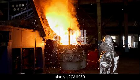 Métal fondu. Fonderie d'aluminium. Fabrication des alliages de référence Banque D'Images