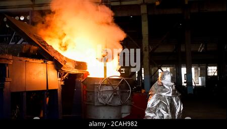 Métal fondu. Fonderie d'aluminium. Fabrication des alliages de référence Banque D'Images