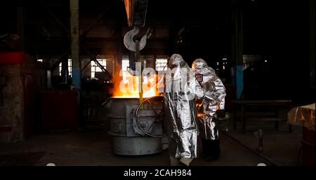 Métal fondu. Fonderie d'aluminium. Fabrication des alliages de référence Banque D'Images