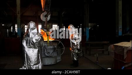 Métal fondu. Fonderie d'aluminium. Fabrication des alliages de référence Banque D'Images