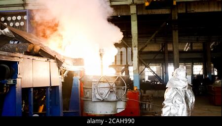 Métal fondu. Fonderie d'aluminium. Fabrication des alliages de référence Banque D'Images