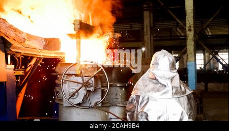 Métal fondu. Fonderie d'aluminium. Fabrication des alliages de référence Banque D'Images