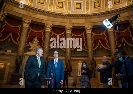 Mark Meadows, chef de cabinet de la Maison Blanche, et Steven T. Mnuchin, secrétaire américain au Trésor, discutent avec les journalistes à la suite d’une réunion avec Nancy Pelosi, présidente de la Chambre des représentants des États-Unis (démocrate de Californie), Et le chef de la minorité au Sénat américain Chuck Schumer (démocrate de New York) concernant l'accord de plan de relance économique COVID-19 qui a duré plus de trois heures au Capitole des États-Unis à Washington, DC., jeudi 6 août 2020. Crédit : Rod Lamkey/CNP/MediaPunch Banque D'Images