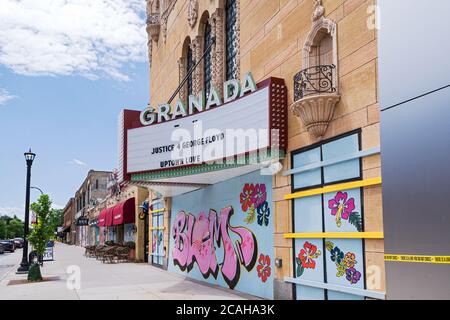 Minneapolis, MN/USA - 21 juin 2020 : un palais de cinéma historique et d'autres vitrines sont montés et décorés d'œuvres d'art le long de l'avenue hennepin dans le centre-ville Banque D'Images