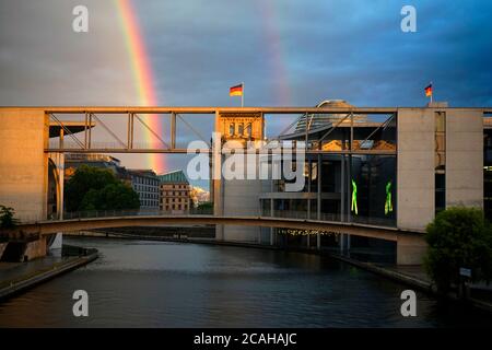 Impressionen: Regenbogen ueber dem Berliner Regierungsviertel, Berlin-Mitte (nur fuer redaktionelle Verwendung. Keine Werbung. Banque de référence : htt Banque D'Images