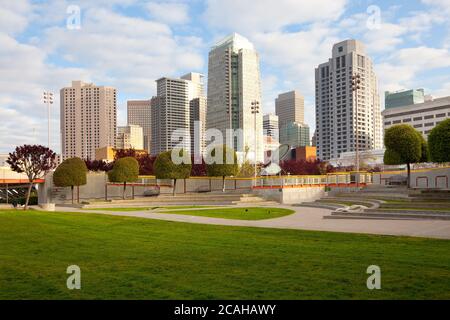 Yerba Buena Gardens et les gratte-ciel du centre-ville de San Francisco, Californie, États-Unis Banque D'Images