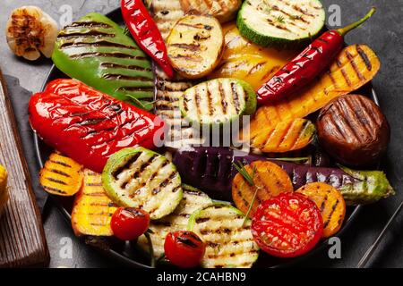 Légumes grillés sur assiette avec épices et herbes Banque D'Images