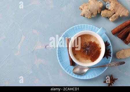 Thé traditionnel indien masala aux épices dans une tasse bleue sur fond bleu clair, format horizontal, espace pour le texte Banque D'Images