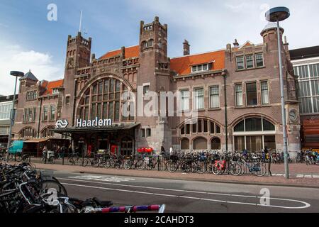 Haarlem, pays-Bas, 05/16/2010: Vue extérieure de la gare historique de Haarlem. Devant ce bâtiment en briques, les vélos sont verrouillés à la rambarde Banque D'Images